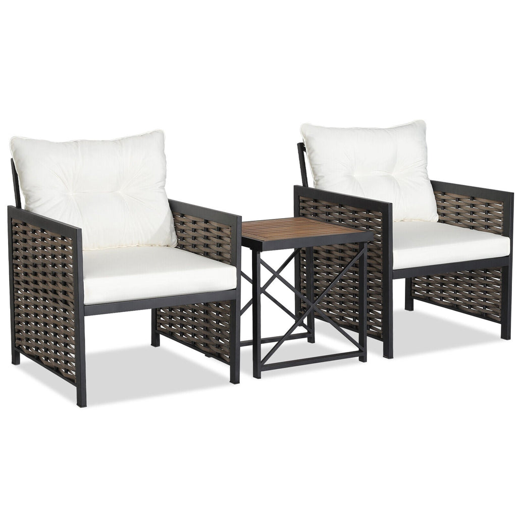 Juego de jardín de ratán de 3 piezas: 2 sillones trenzados con capacidad para 360 lb, cojines color blanco roto y mesa auxiliar con tablero macizo de acacia de 19 pulgadas