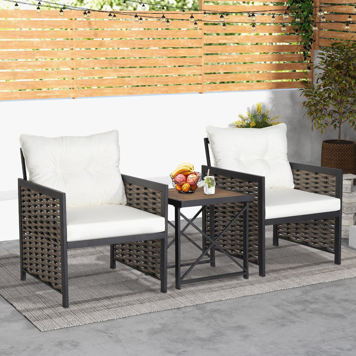 Juego de jardín de ratán de 3 piezas: 2 sillones trenzados con capacidad para 360 lb, cojines color blanco roto y mesa auxiliar con tablero macizo de acacia de 19 pulgadas