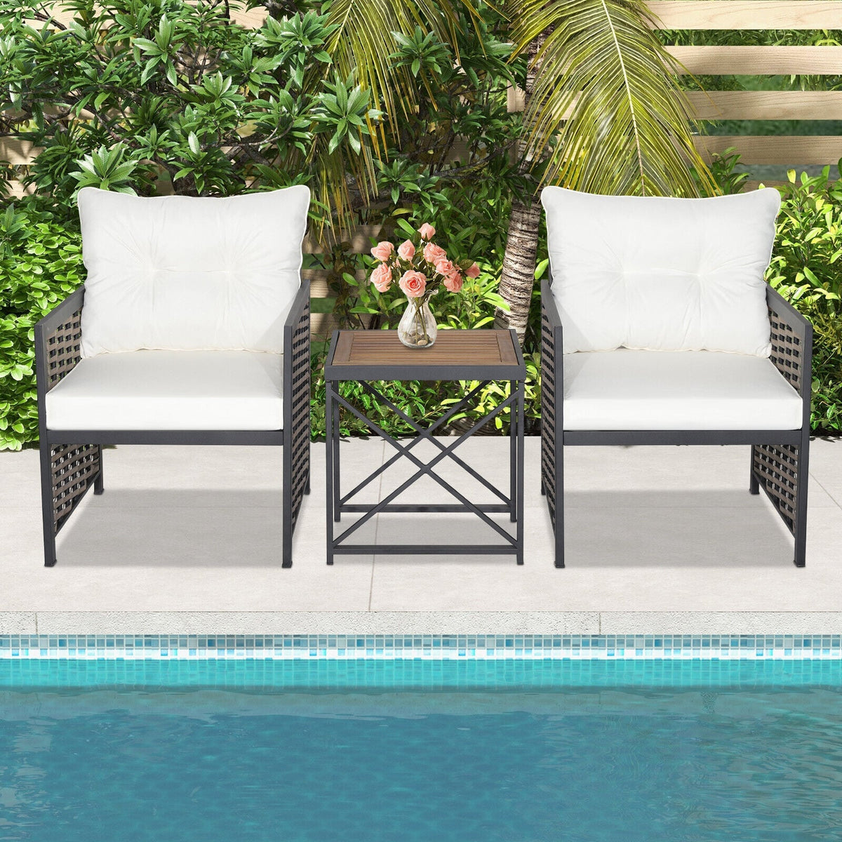 Juego de jardín de ratán de 3 piezas: 2 sillones trenzados con capacidad para 360 lb, cojines color blanco roto y mesa auxiliar con tablero macizo de acacia de 19 pulgadas