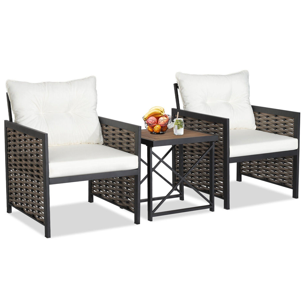 Juego de jardín de ratán de 3 piezas: 2 sillones trenzados con capacidad para 360 lb, cojines color blanco roto y mesa auxiliar con tablero macizo de acacia de 19 pulgadas