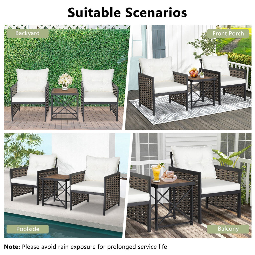 Juego de jardín de ratán de 3 piezas: 2 sillones trenzados con capacidad para 360 lb, cojines color blanco roto y mesa auxiliar con tablero macizo de acacia de 19 pulgadas
