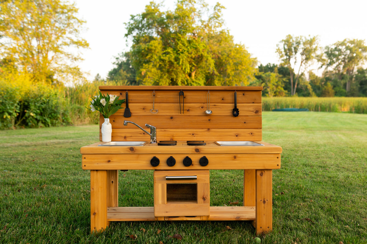 Centered Simple Kitchen with Oven (Stainless steel sinks and faucet)