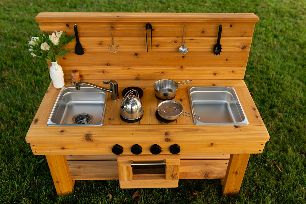Centered Simple Kitchen with Oven (Stainless steel sinks and faucet)
