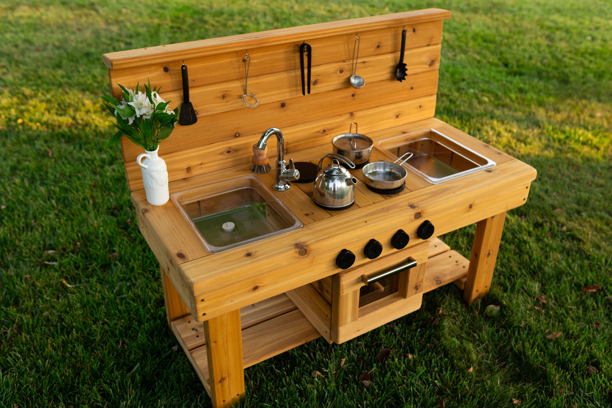 Centered Simple Kitchen with Oven (Clear Sinks)