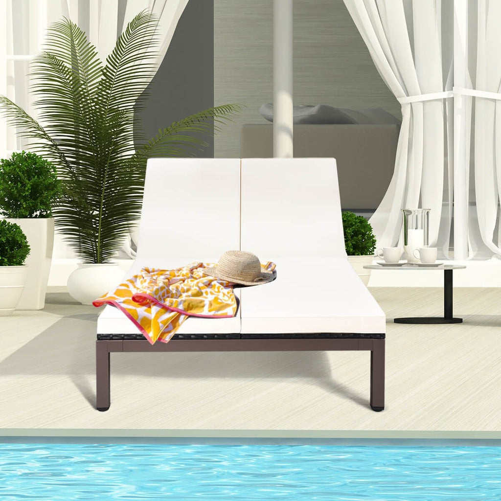 Double chaise longue en rotin pour deux personnes avec dossiers séparés et roulettes, blanc