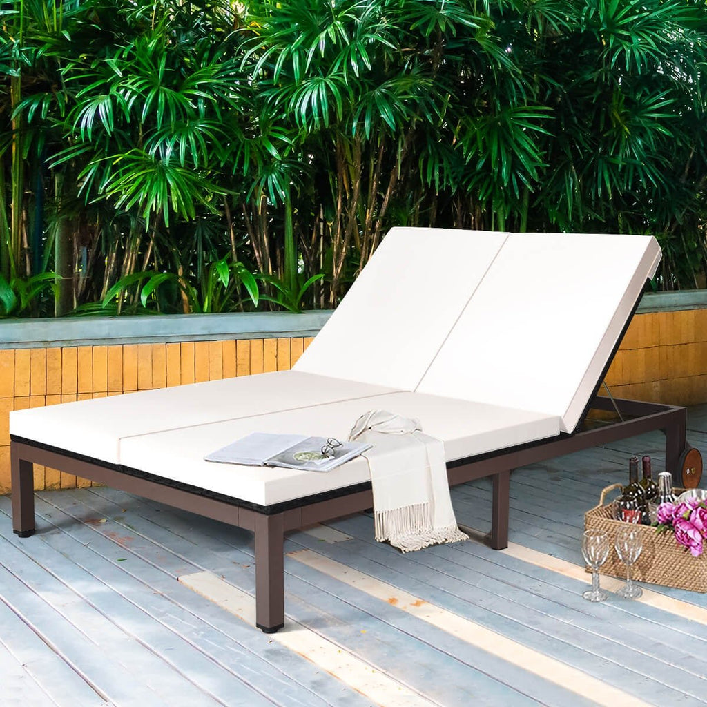 Double chaise longue en rotin pour deux personnes avec dossiers séparés et roulettes, blanc