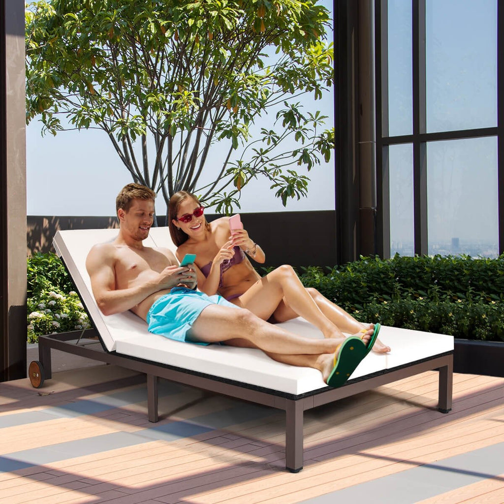 Double chaise longue en rotin pour deux personnes avec dossiers séparés et roulettes, blanc