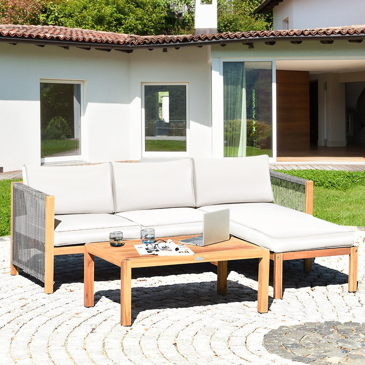 Ensemble de salon de jardin 3 pièces en bois d’acacia, avec causeuse, méridienne et table basse de 40 pouces à côtés en corde, coussins crème