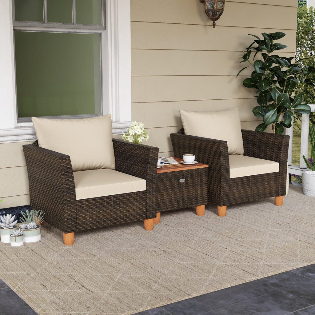 3-teiliges Rattan-Terrassenmöbel-Set, 2 Einzelsessel mit beigen Auflagen und ein 20 Zoll großer Klapp-Beistelltisch aus Akazienholz mit Stauraum