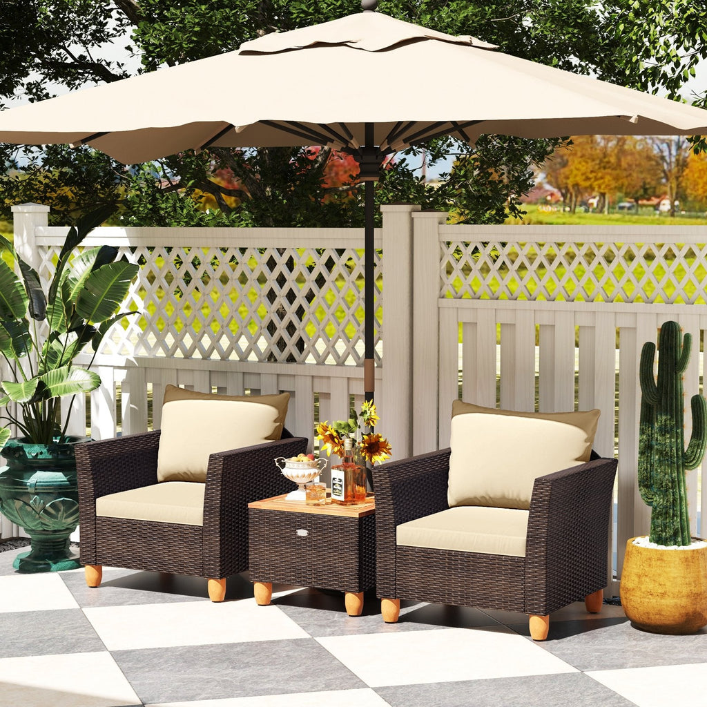 3-teiliges Rattan-Terrassenmöbel-Set, 2 Einzelsessel mit beigen Auflagen und ein 20 Zoll großer Klapp-Beistelltisch aus Akazienholz mit Stauraum