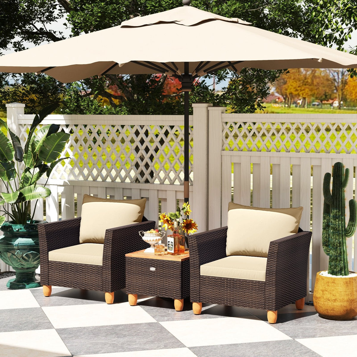 3-teiliges Rattan-Terrassenmöbel-Set, 2 Einzelsessel mit beigen Auflagen und ein 20 Zoll großer Klapp-Beistelltisch aus Akazienholz mit Stauraum