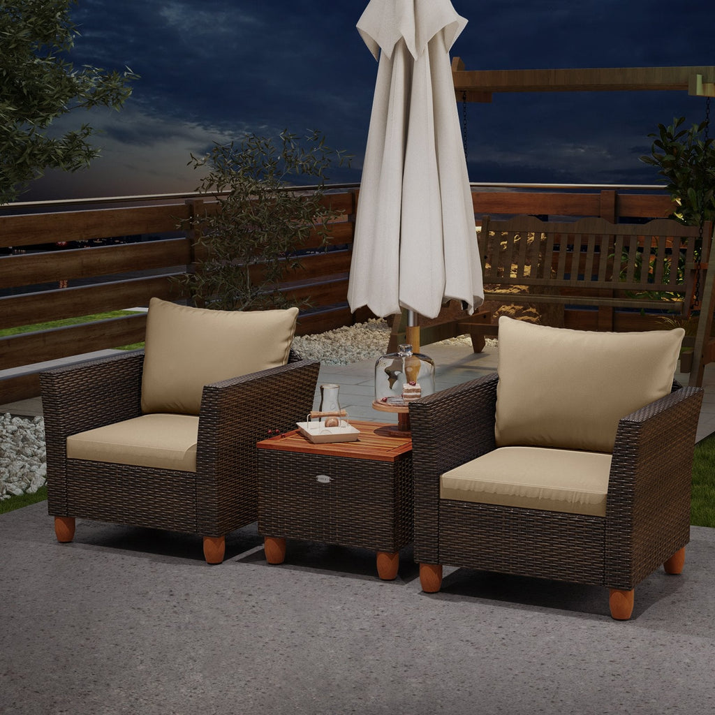 3-teiliges Rattan-Terrassenmöbel-Set, 2 Einzelsessel mit beigen Auflagen und ein 20 Zoll großer Klapp-Beistelltisch aus Akazienholz mit Stauraum
