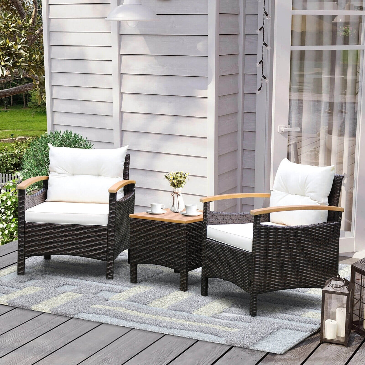 Salon de jardin en rotin 3 pièces, 2 fauteuils simples avec accoudoirs en acacia supportant 350 lb, coussins blanc cassé et table d'appoint avec plateau en acacia de 17,5 po