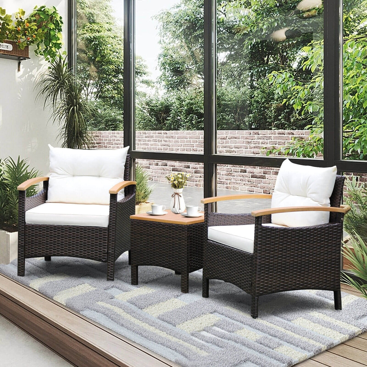 Salon de jardin en rotin 3 pièces, 2 fauteuils simples avec accoudoirs en acacia supportant 350 lb, coussins blanc cassé et table d'appoint avec plateau en acacia de 17,5 po