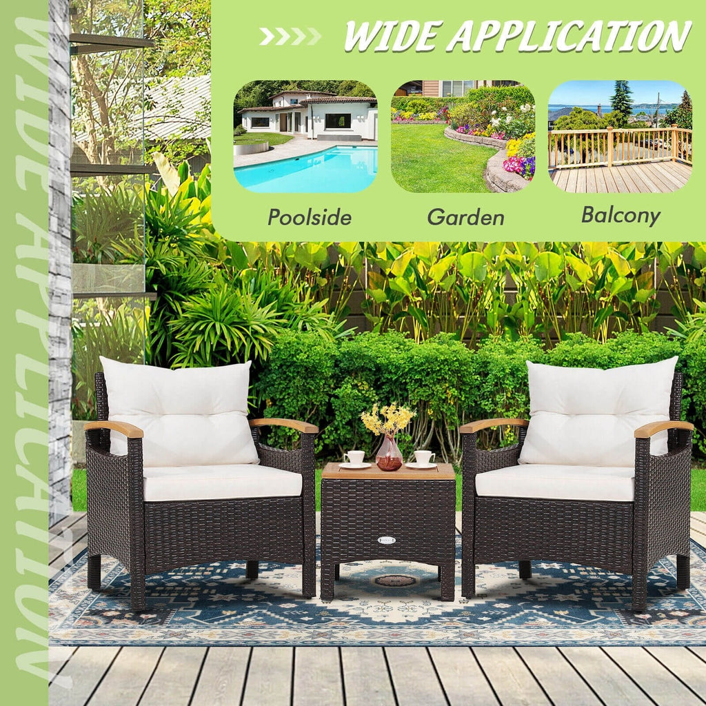 Salon de jardin en rotin 3 pièces, 2 fauteuils simples avec accoudoirs en acacia supportant 350 lb, coussins blanc cassé et table d'appoint avec plateau en acacia de 17,5 po