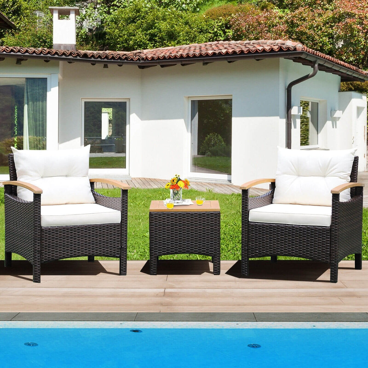 Salon de jardin en rotin 3 pièces, 2 fauteuils simples avec accoudoirs en acacia supportant 350 lb, coussins blanc cassé et table d'appoint avec plateau en acacia de 17,5 po