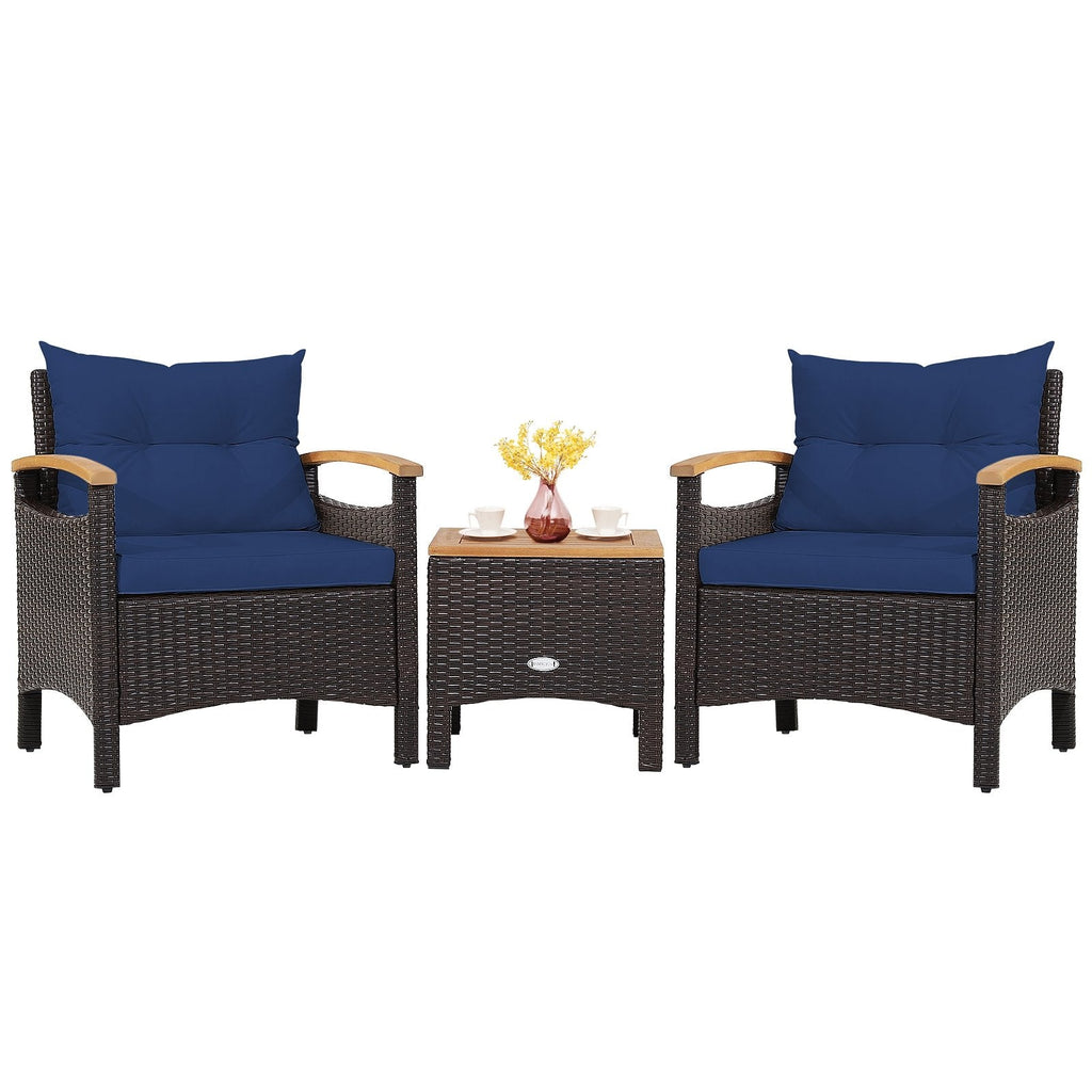 3-teiliges Rattan-Terrassenset, 2 Einzelsessel mit Akazienholz-Armlehnen bis 160 kg belastbar, marineblaue Polster und ein 44,5 cm Beistelltisch mit Akazienholzplatte
