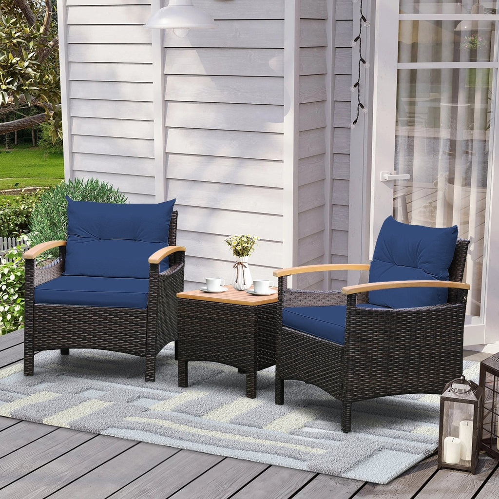 3-teiliges Rattan-Terrassenset, 2 Einzelsessel mit Akazienholz-Armlehnen bis 160 kg belastbar, marineblaue Polster und ein 44,5 cm Beistelltisch mit Akazienholzplatte