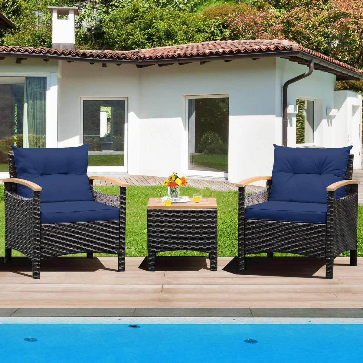 3-teiliges Rattan-Terrassenset, 2 Einzelsessel mit Akazienholz-Armlehnen bis 160 kg belastbar, marineblaue Polster und ein 44,5 cm Beistelltisch mit Akazienholzplatte