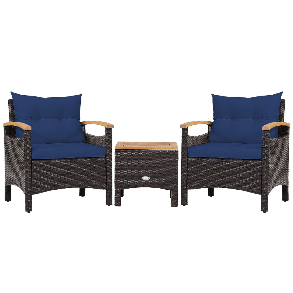 3-teiliges Rattan-Terrassenset, 2 Einzelsessel mit Akazienholz-Armlehnen bis 160 kg belastbar, marineblaue Polster und ein 44,5 cm Beistelltisch mit Akazienholzplatte