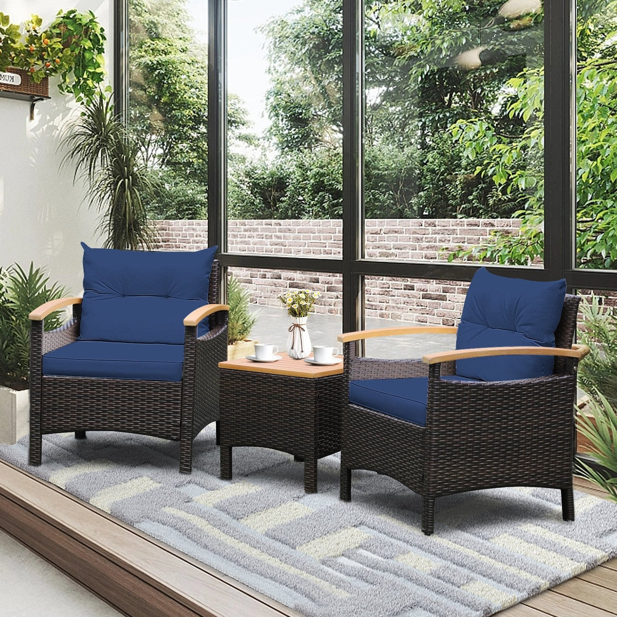 3-teiliges Rattan-Terrassenset, 2 Einzelsessel mit Akazienholz-Armlehnen bis 160 kg belastbar, marineblaue Polster und ein 44,5 cm Beistelltisch mit Akazienholzplatte