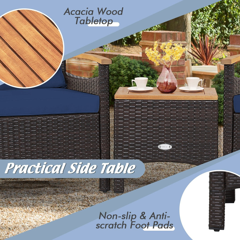 3-teiliges Rattan-Terrassenset, 2 Einzelsessel mit Akazienholz-Armlehnen bis 160 kg belastbar, marineblaue Polster und ein 44,5 cm Beistelltisch mit Akazienholzplatte