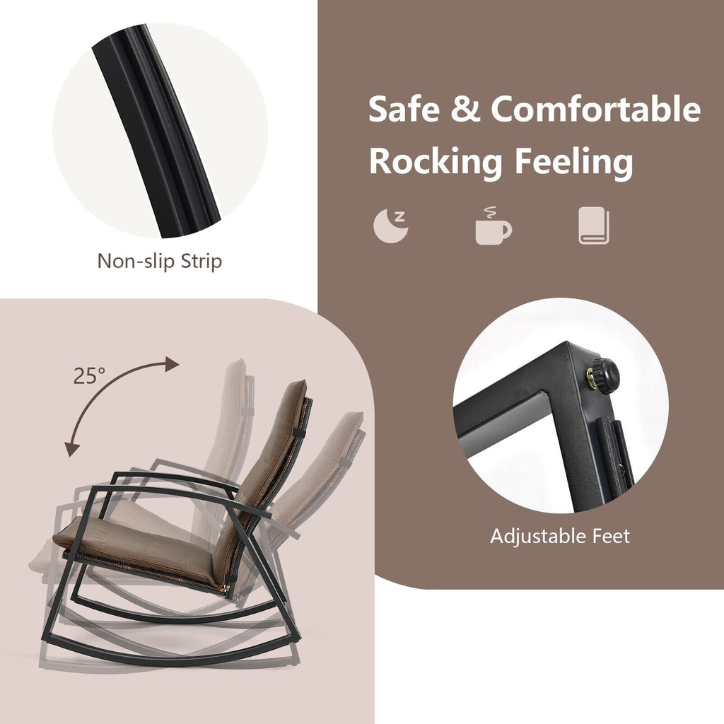Juego de 3 piezas de mecedoras para patio: 2 mecedoras con respaldo alto, resistentes hasta 330 lb, con cojines marrones y una mesita auxiliar con tablero de vidrio de 17 in.