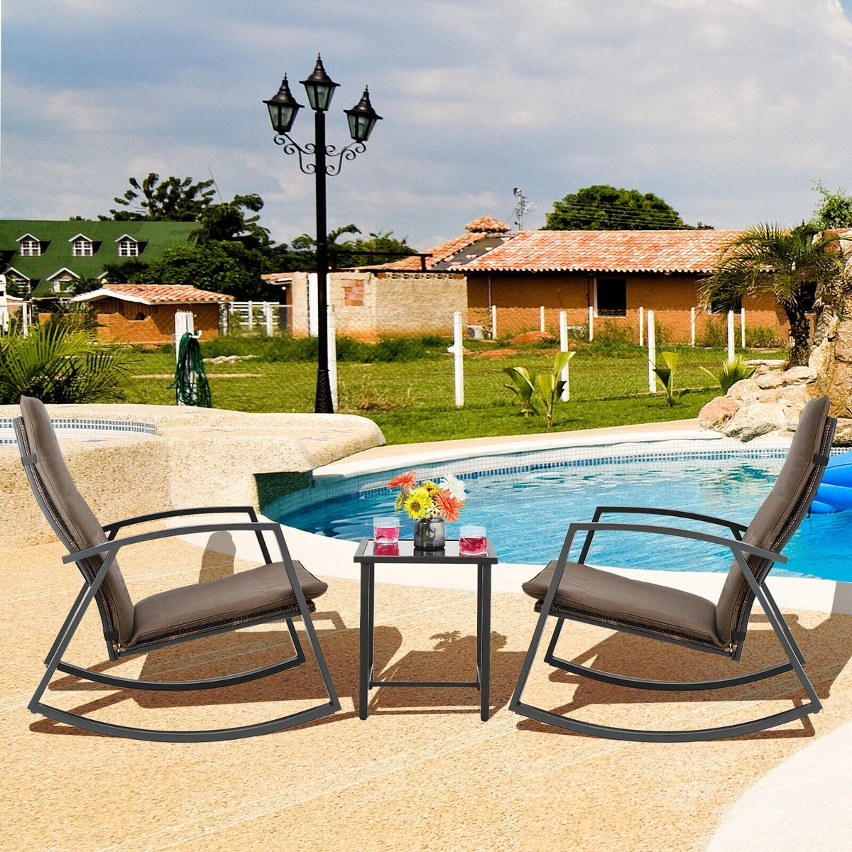 Juego de 3 piezas de mecedoras para patio: 2 mecedoras con respaldo alto, resistentes hasta 330 lb, con cojines marrones y una mesita auxiliar con tablero de vidrio de 17 in.