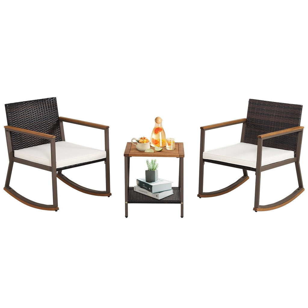 3-teiliges Bistro-Set aus Rattan mit Schaukelstühlen, 2 Schaukelstühle bis 181 kg belastbar mit cremeweißen Polstern und einem zweistöckigen Tisch mit Akazienholzplatte