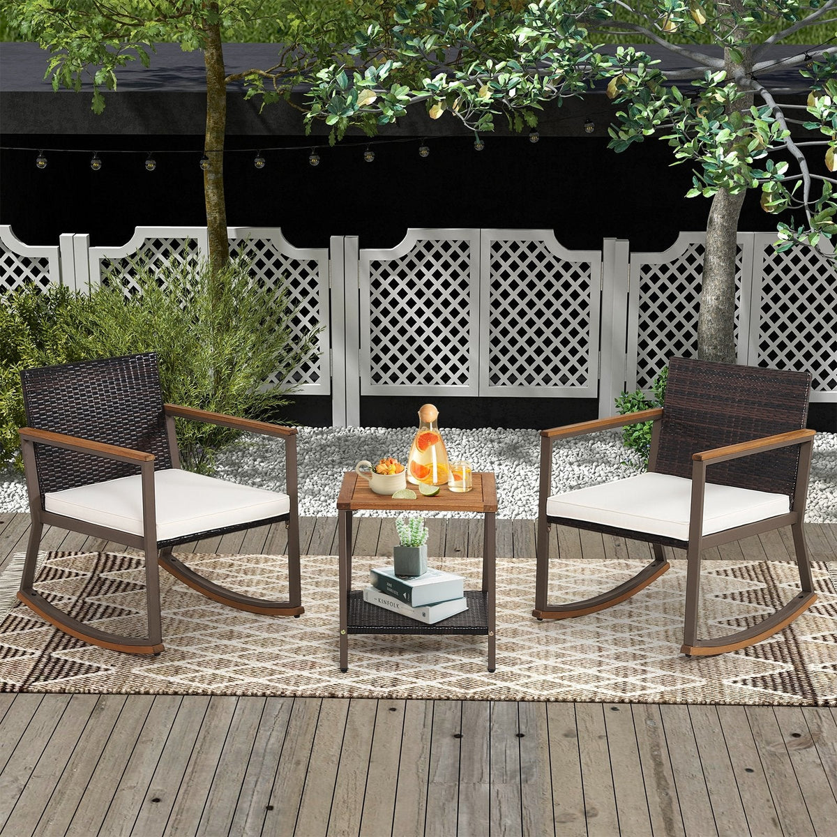 3-teiliges Bistro-Set aus Rattan mit Schaukelstühlen, 2 Schaukelstühle bis 181 kg belastbar mit cremeweißen Polstern und einem zweistöckigen Tisch mit Akazienholzplatte