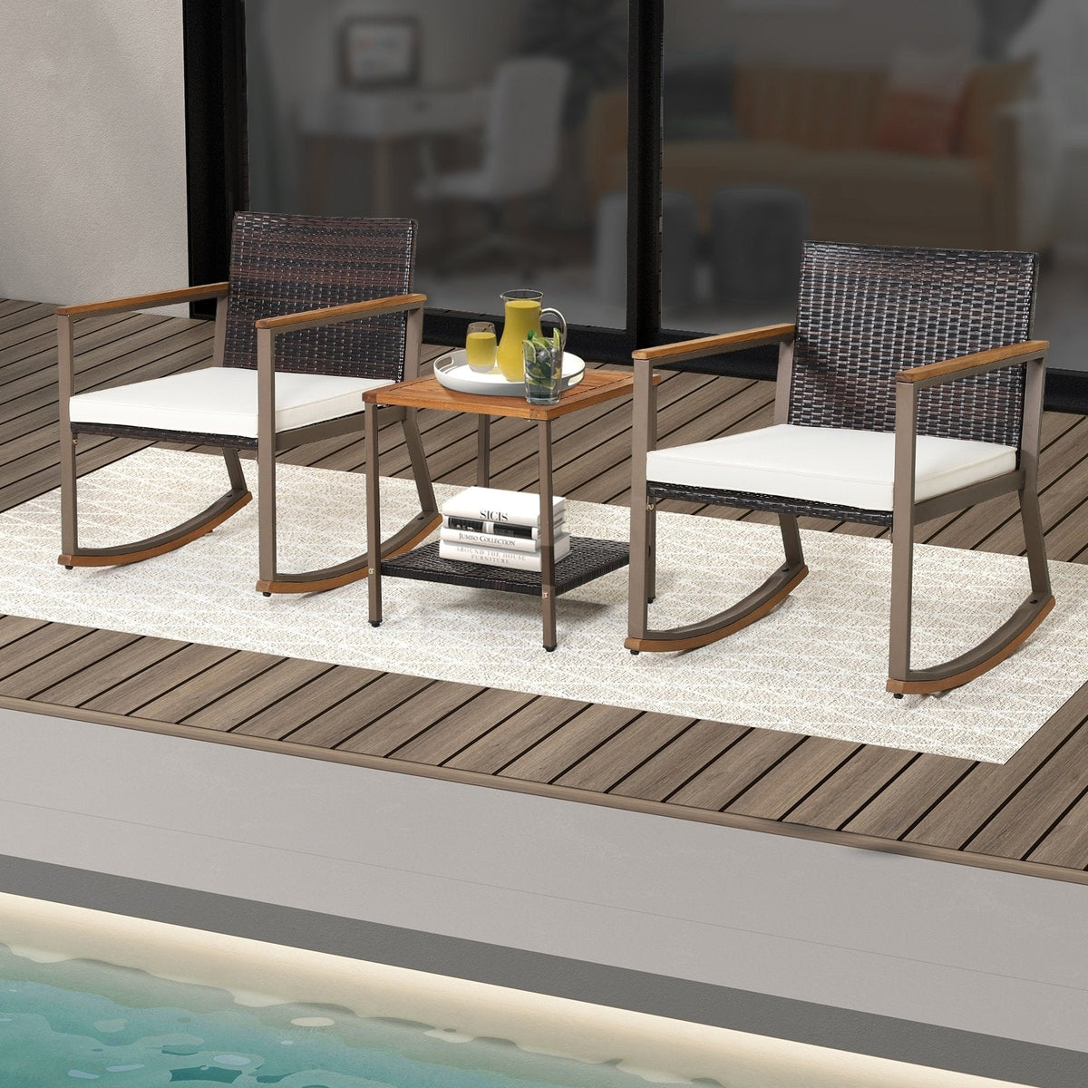 3-teiliges Bistro-Set aus Rattan mit Schaukelstühlen, 2 Schaukelstühle bis 181 kg belastbar mit cremeweißen Polstern und einem zweistöckigen Tisch mit Akazienholzplatte