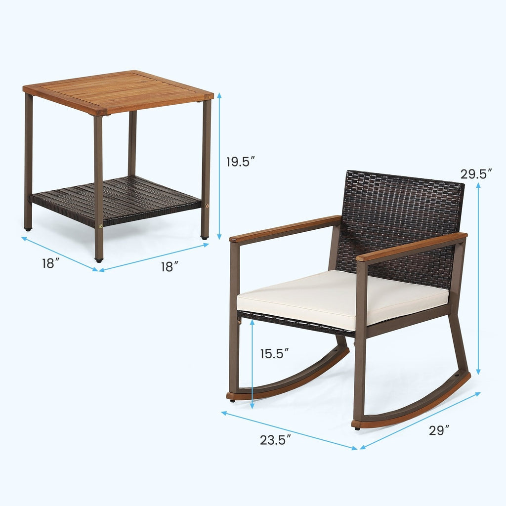 3-teiliges Bistro-Set aus Rattan mit Schaukelstühlen, 2 Schaukelstühle bis 181 kg belastbar mit cremeweißen Polstern und einem zweistöckigen Tisch mit Akazienholzplatte