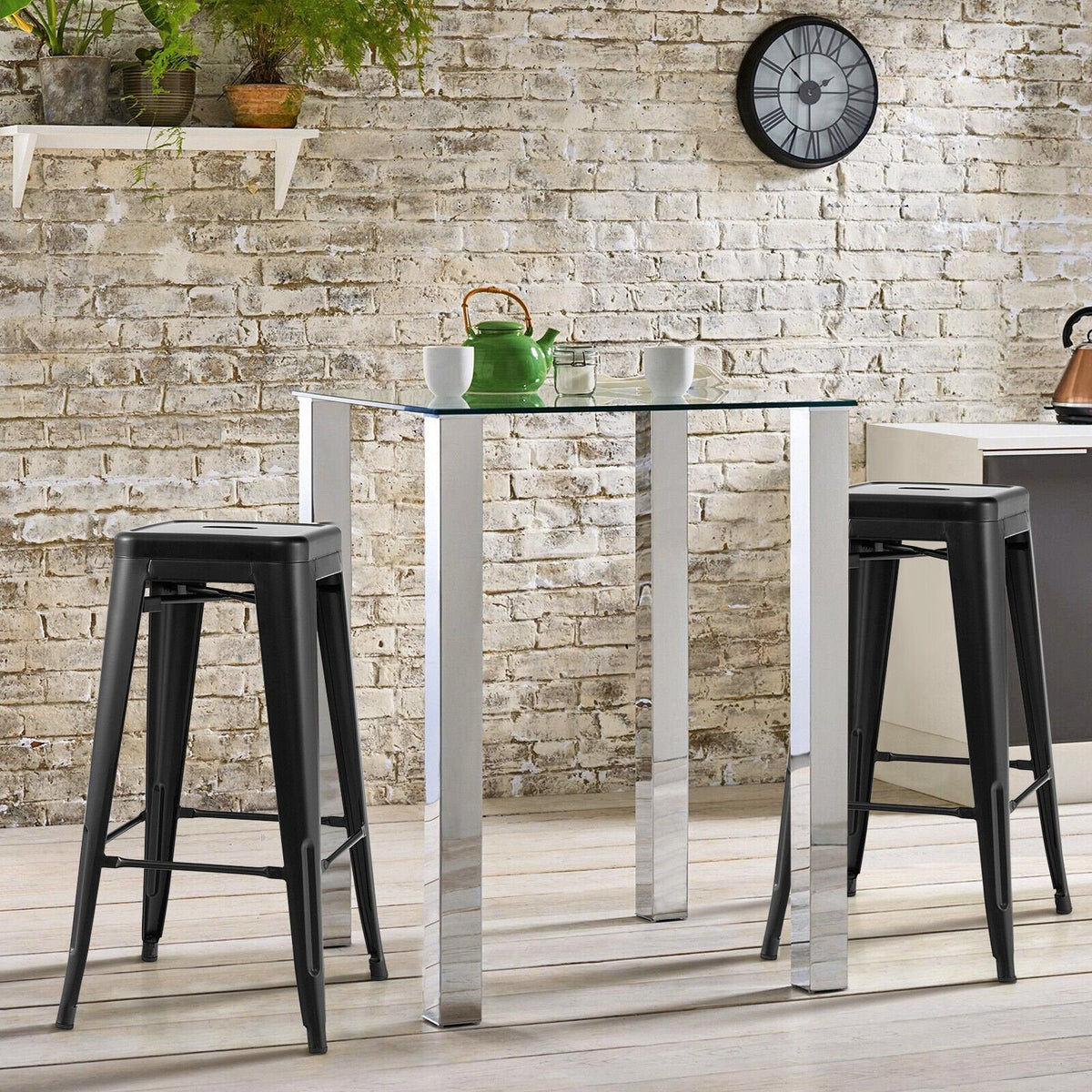 Lot de 4 tabourets de bar empilables en métal noir avec encoche pour repose-pieds, hauteur d’assise de 30 pouces