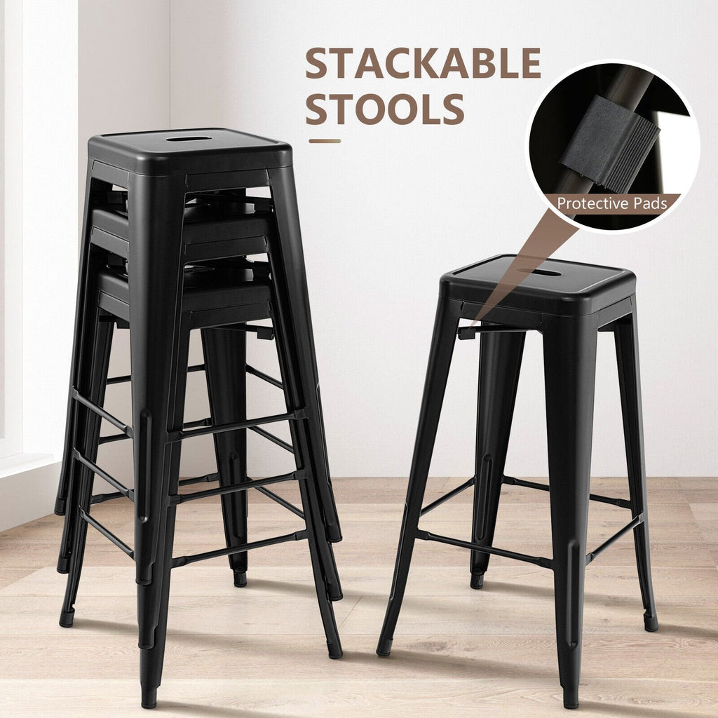 Lot de 4 tabourets de bar empilables en métal noir avec encoche pour repose-pieds, hauteur d’assise de 30 pouces