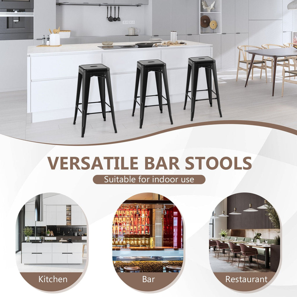 Lot de 4 tabourets de bar empilables en métal noir avec encoche pour repose-pieds, hauteur d’assise de 30 pouces