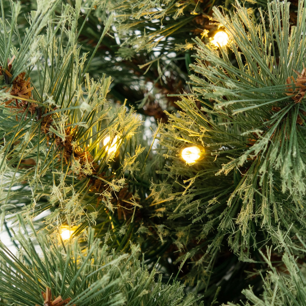 Sapin de Noël en pot de 4 pi (1,2 m) à aiguilles de pin, pré-illuminé avec 100 lumières DEL blanc chaud, télécommande et urne lumineuse