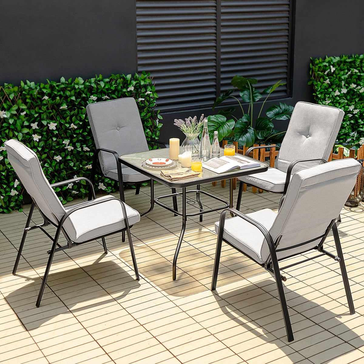 Ensemble de salle à manger d'extérieur 5 pièces, table carrée de 35 po en verre trempé avec trou pour parasol et 4 chaises empilables à dossier haut