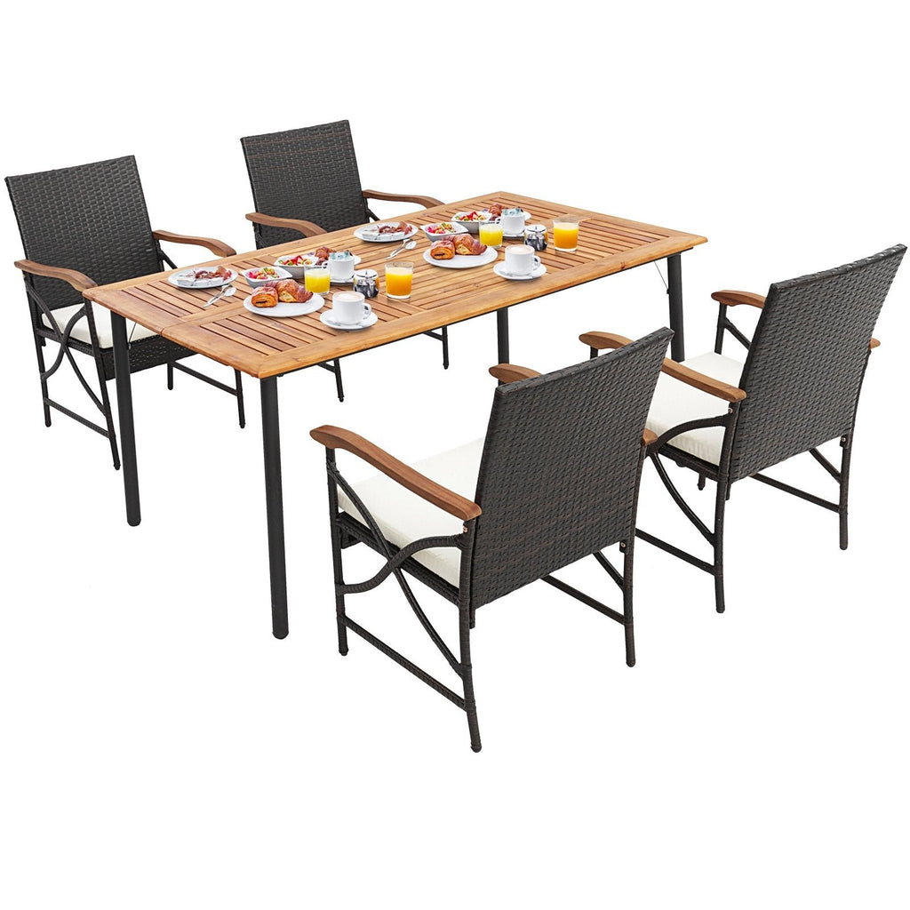 Ensemble de salle à manger d’extérieur 5 pièces, table de 63 pouces avec plateau en acacia, trou pour parasol de 1,9 pouce et 4 fauteuils en résine tressée avec accoudoirs en bois