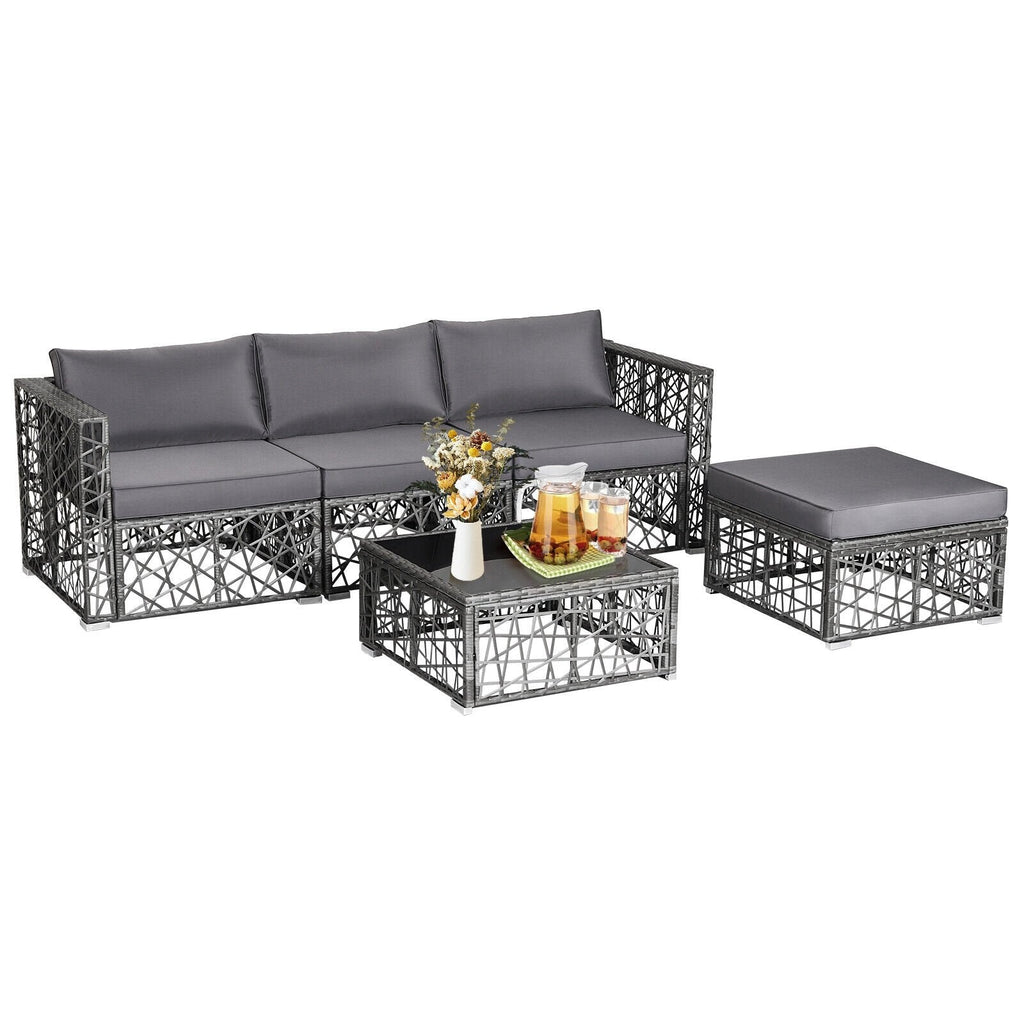5-teiliges Terrassen-Set aus offen geflochtenem Rattan, 2 Ecksofas, Sitzbank ohne Armlehnen, Hocker und Glastisch, Grau