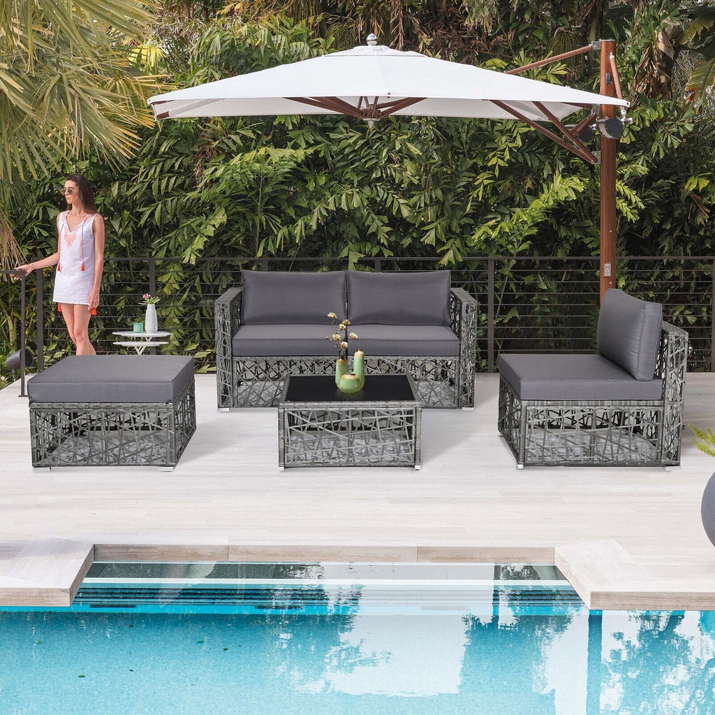 5-teiliges Terrassen-Set aus offen geflochtenem Rattan, 2 Ecksofas, Sitzbank ohne Armlehnen, Hocker und Glastisch, Grau