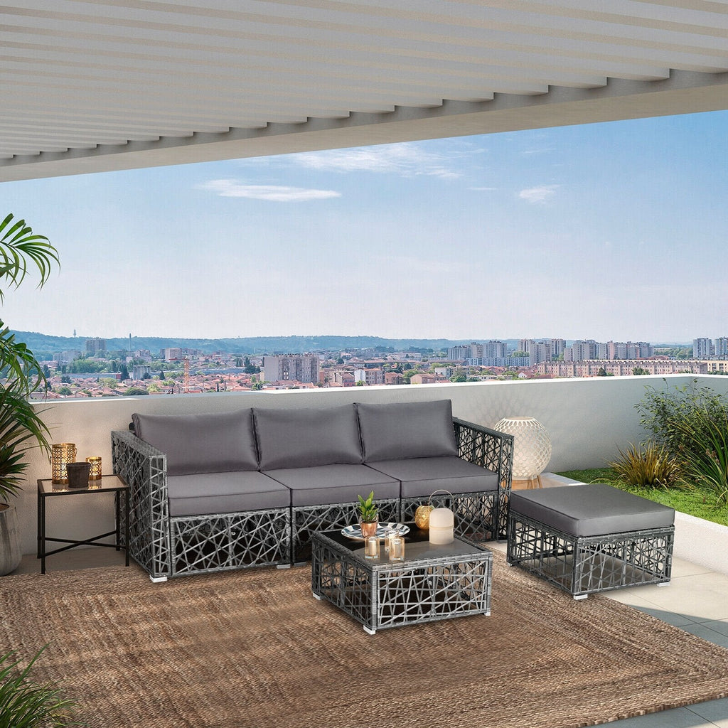 5-teiliges Terrassen-Set aus offen geflochtenem Rattan, 2 Ecksofas, Sitzbank ohne Armlehnen, Hocker und Glastisch, Grau
