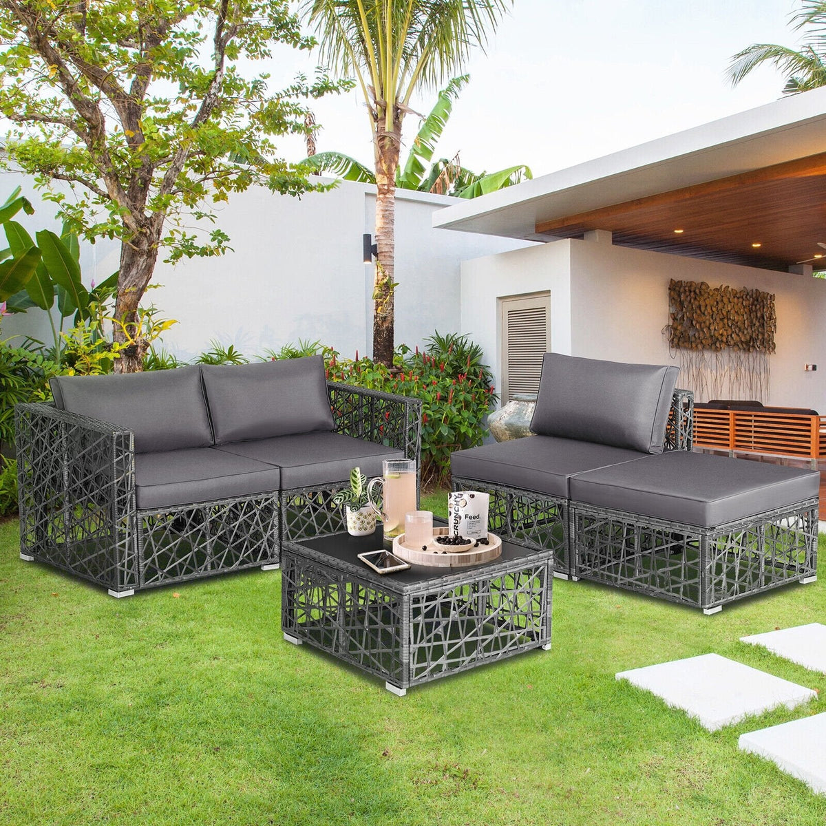 5-teiliges Terrassen-Set aus offen geflochtenem Rattan, 2 Ecksofas, Sitzbank ohne Armlehnen, Hocker und Glastisch, Grau