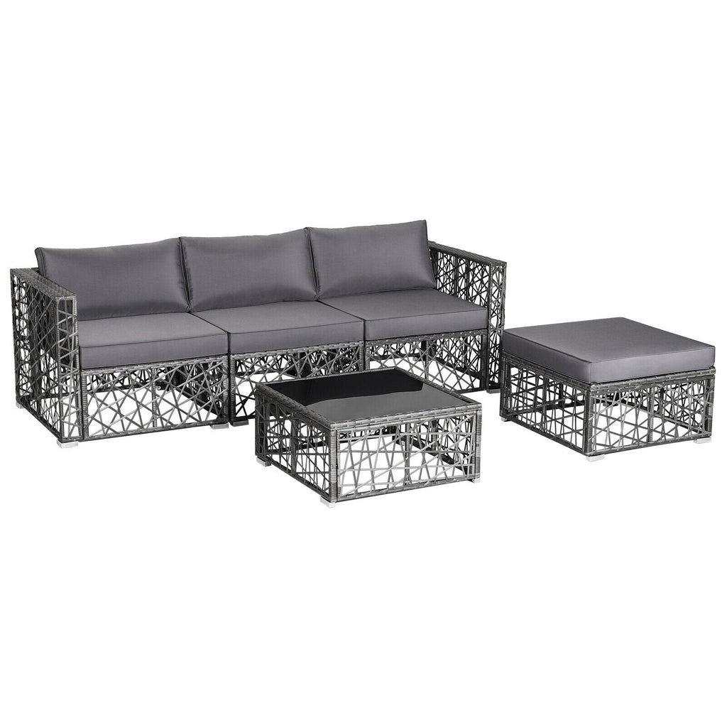 5-teiliges Terrassen-Set aus offen geflochtenem Rattan, 2 Ecksofas, Sitzbank ohne Armlehnen, Hocker und Glastisch, Grau