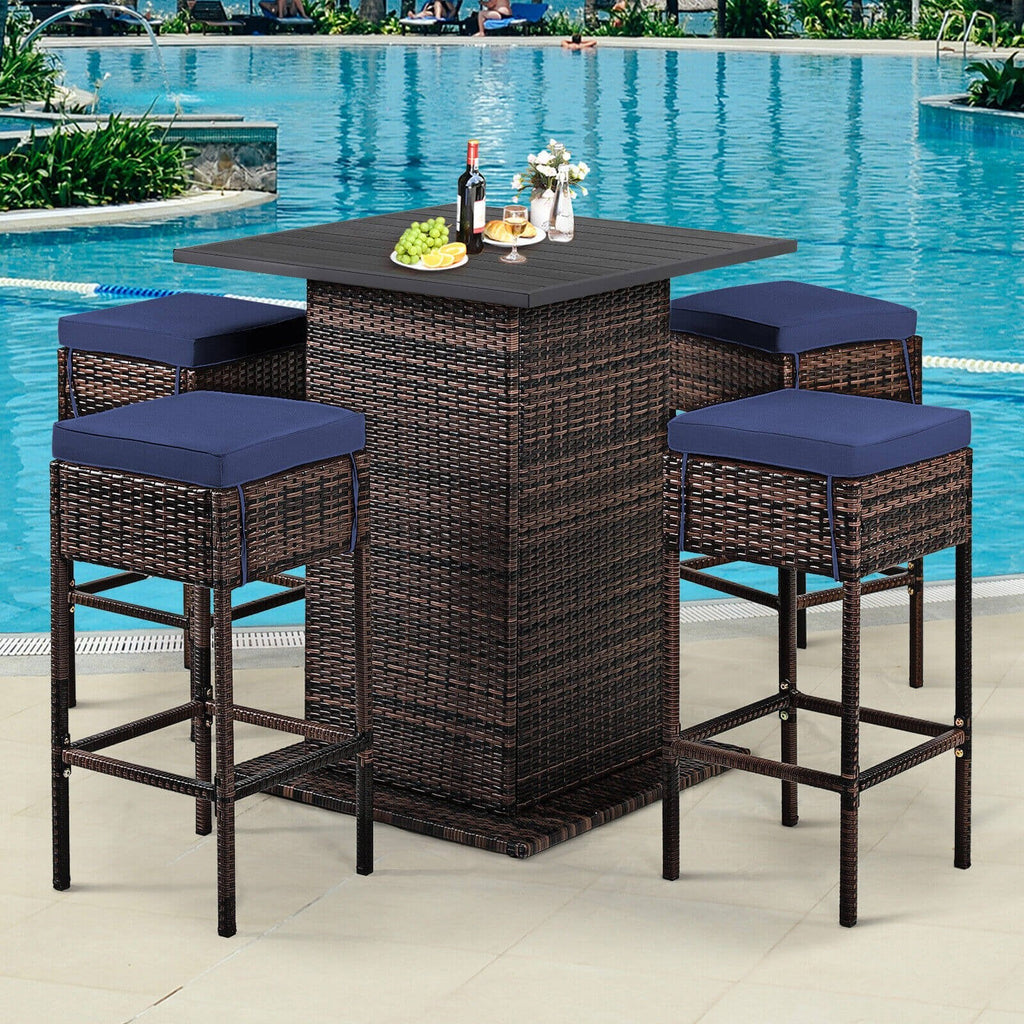 Ensemble de bar 5 pièces en rotin pour terrasse avec tabourets, étagère de rangement cachée et coussins – Bleu marine