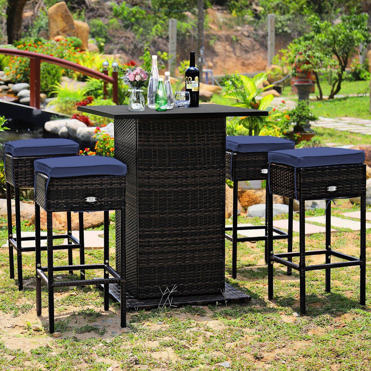Ensemble de bar 5 pièces en rotin pour terrasse avec tabourets, étagère de rangement cachée et coussins – Bleu marine