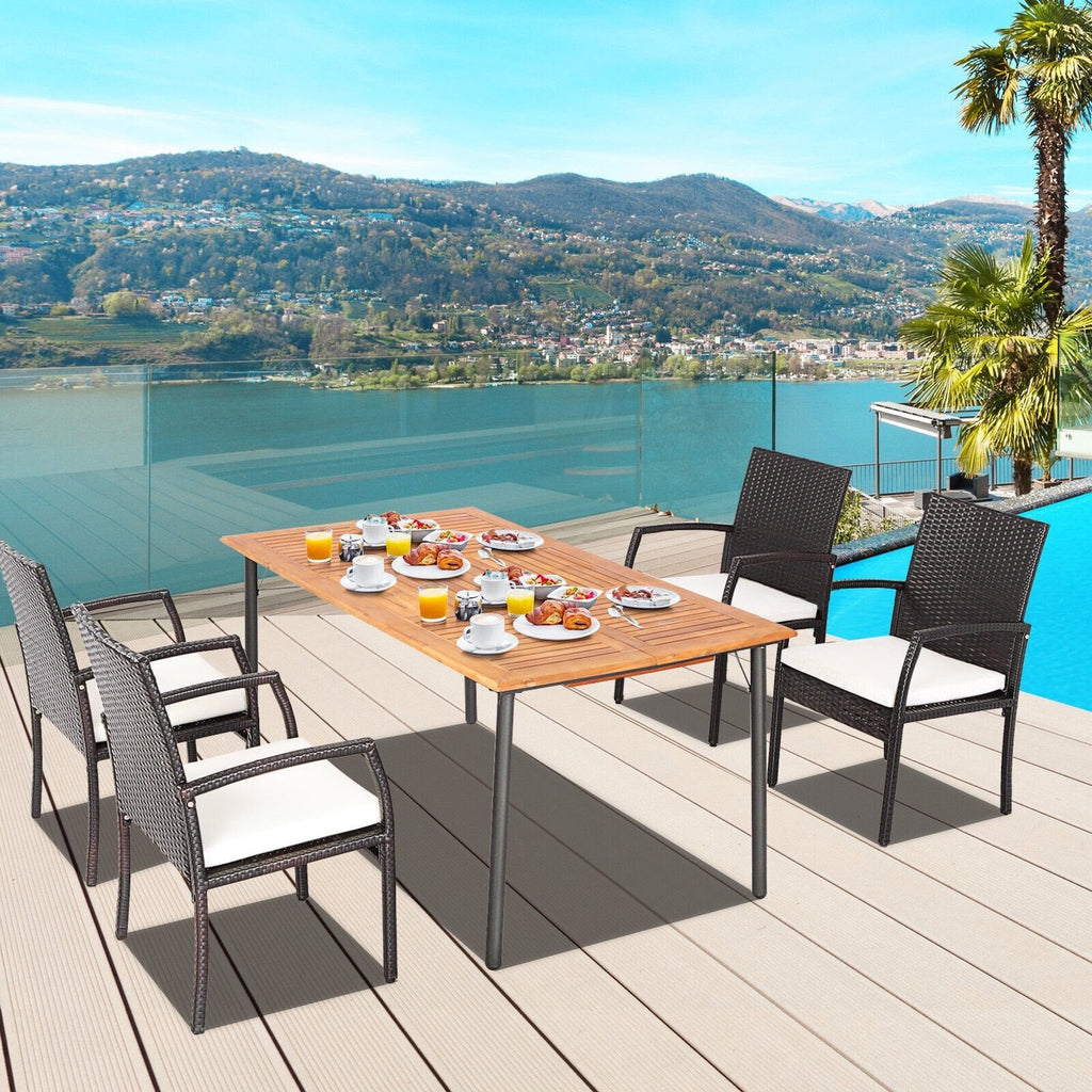 5-teiliges Esszimmer-Set aus Terrassen-Rattan, 63 Zoll großer Tisch mit Akazienholzplatte, Sonnenschirmöffnung und 4 gepolsterten Sesseln