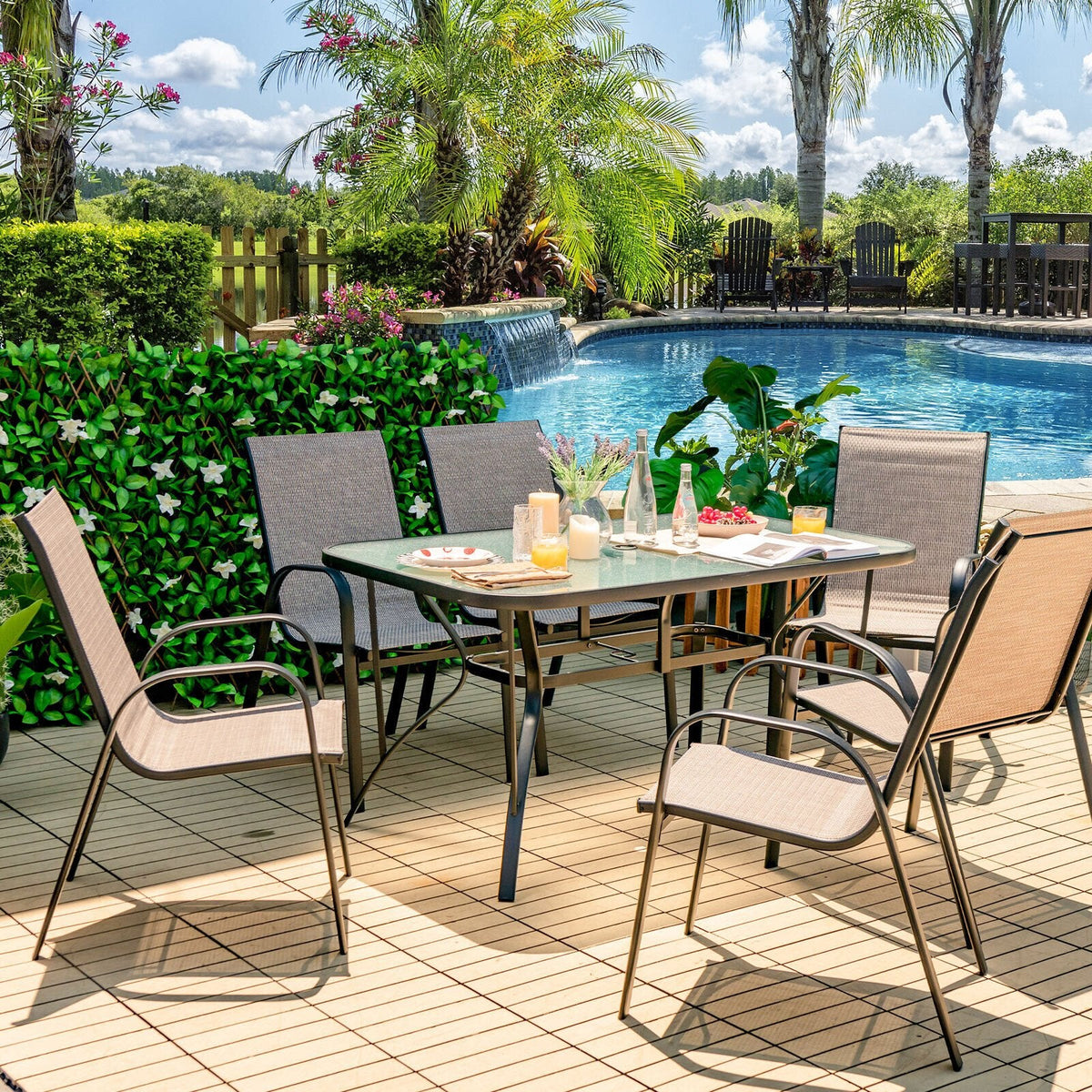 Ensemble de salle à manger de jardin 7 pièces pour 6 personnes, table en verre trempé de 55 pouces et six chaises empilables à dossier haut avec assise et dossier en toile, marron