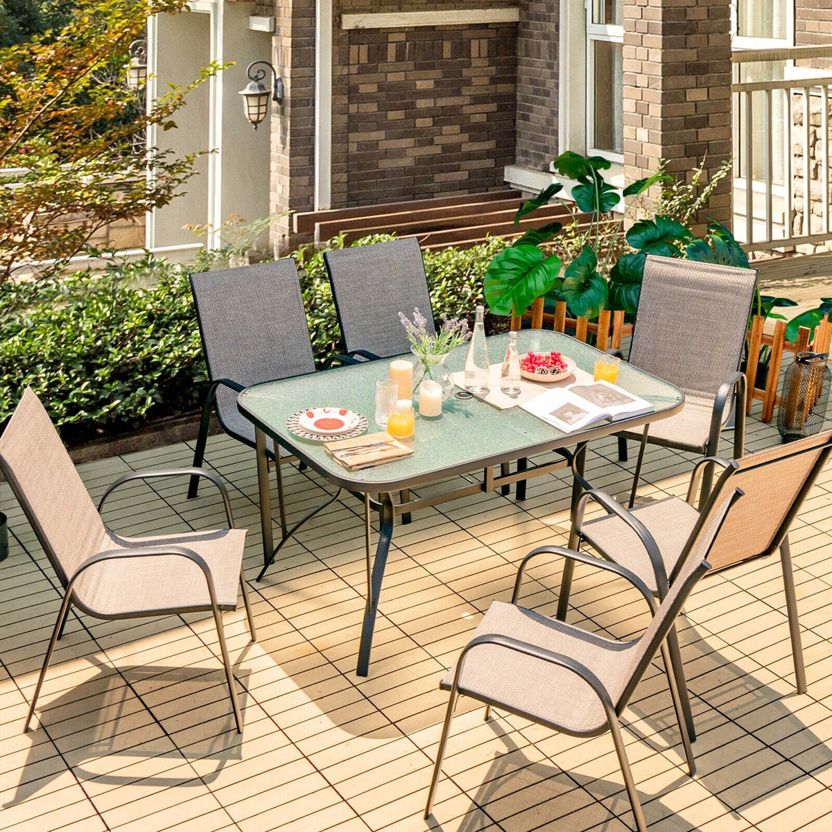 Ensemble de salle à manger de jardin 7 pièces pour 6 personnes, table en verre trempé de 55 pouces et six chaises empilables à dossier haut avec assise et dossier en toile, marron