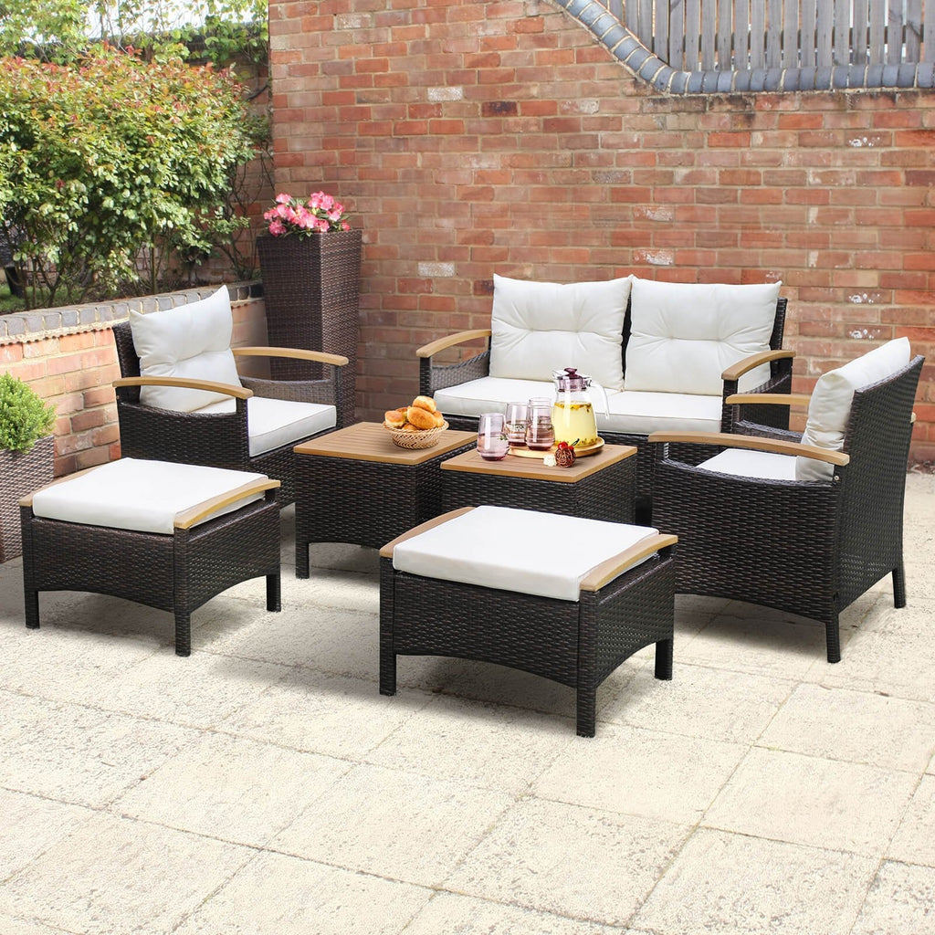 Salon de jardin en osier 7 pièces avec accoudoirs en acacia, 2 poufs et 2 tables d'appoint, blanc cassé