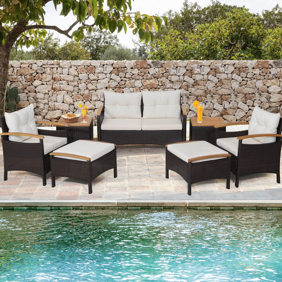 Salon de jardin en osier 7 pièces avec accoudoirs en acacia, 2 poufs et 2 tables d'appoint, blanc cassé